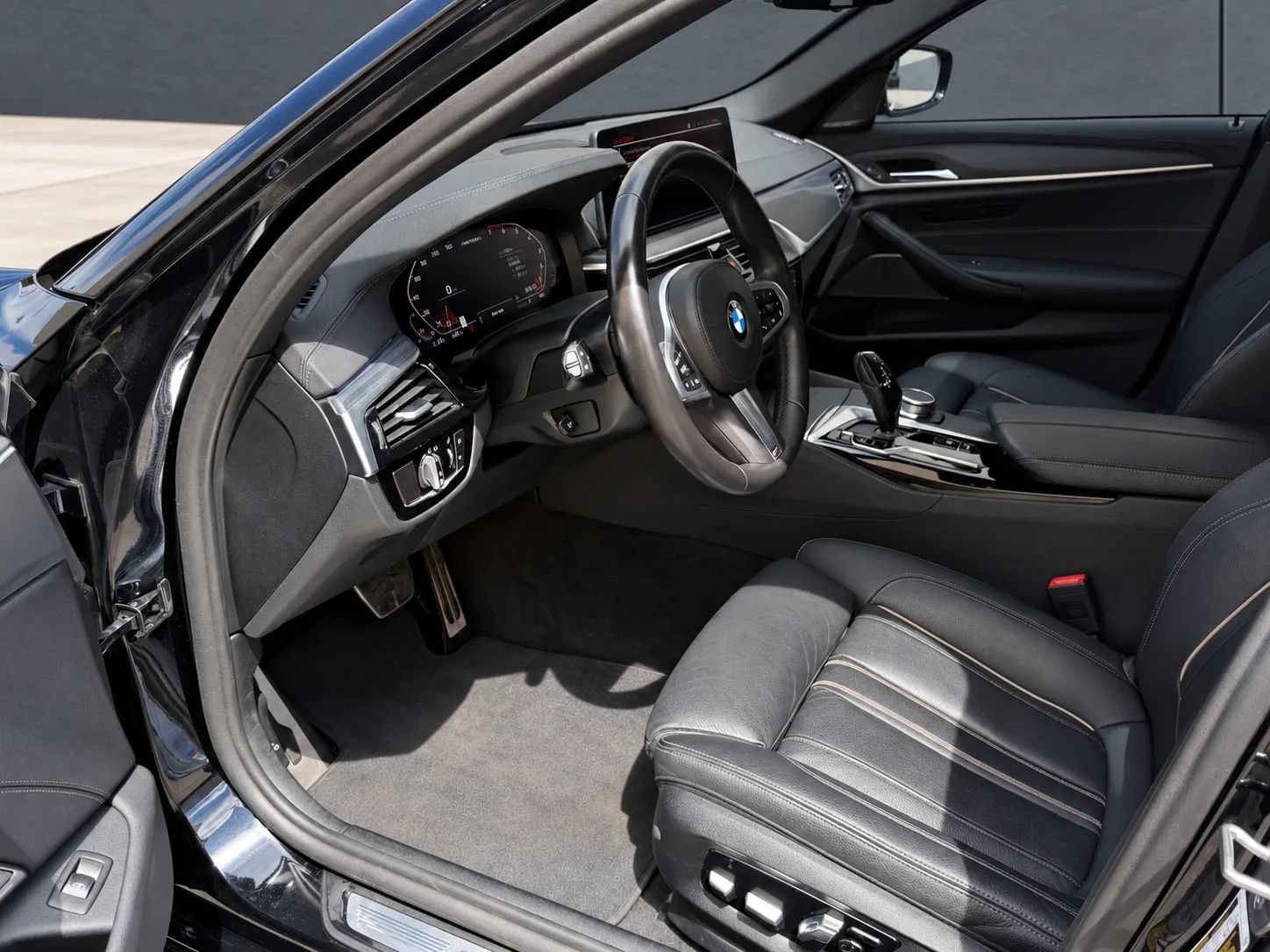 Used 2022 BMW M550i xDrive AWD/4WD image 9