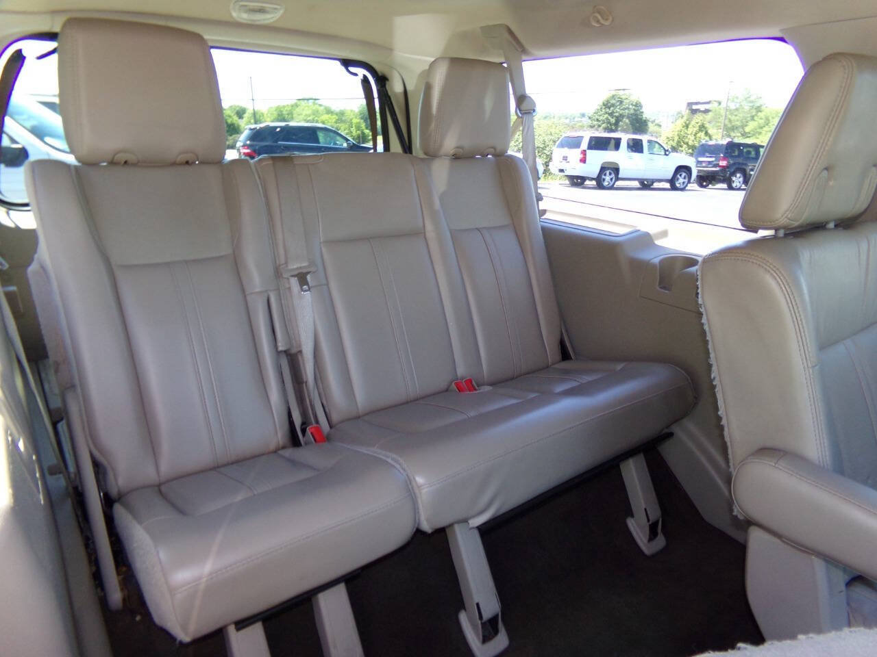 Used 2016 Lincoln Navigator L Select RWD image 27