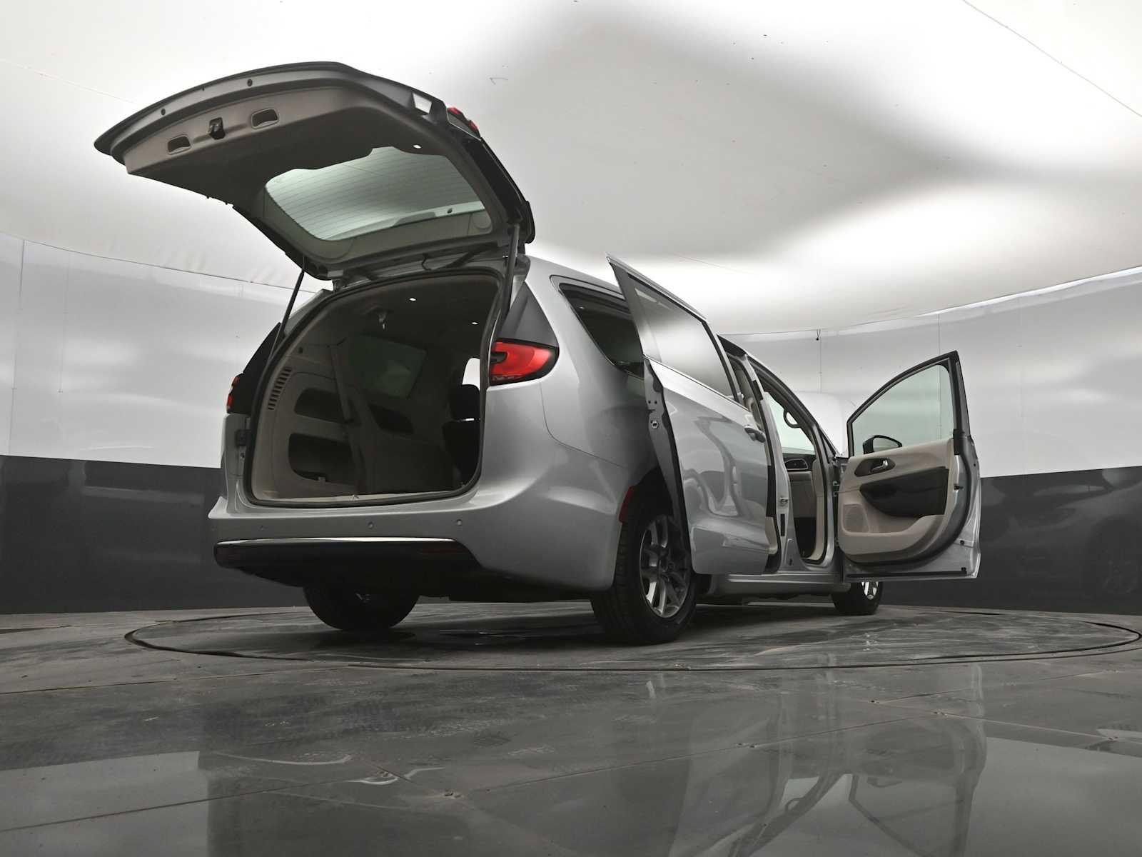 Used 2024 Chrysler Pacifica Touring-L FWD image 51