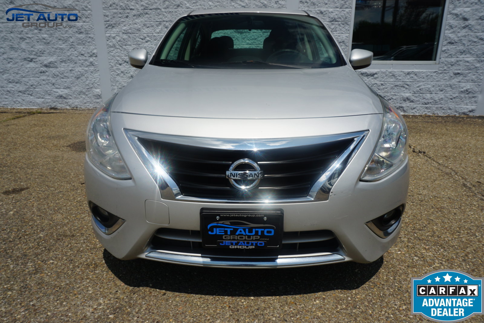 Used 2016 Nissan Versa SV w/ Fog Lights Package FWD image 2
