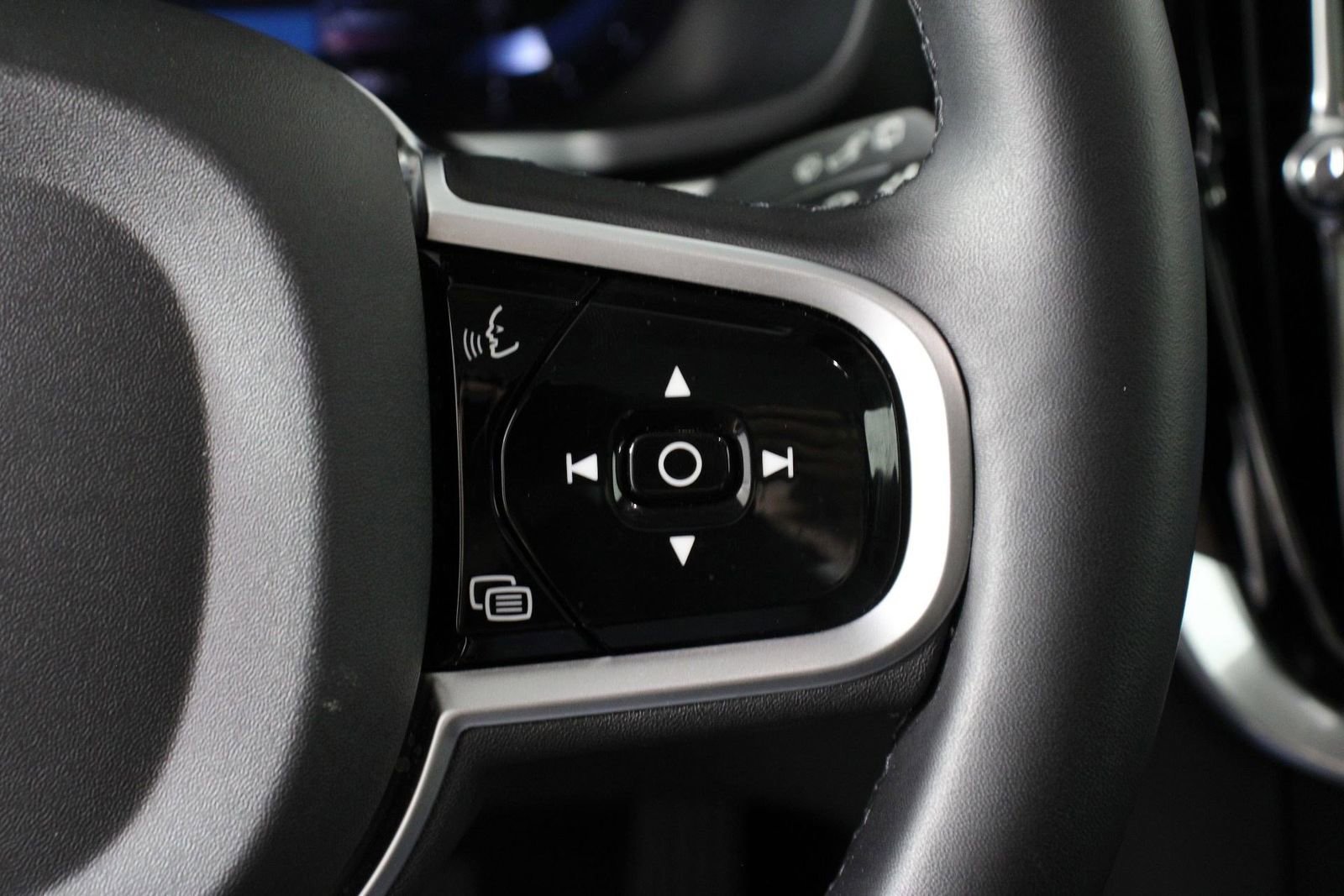 Certified 2025 Volvo V60 B5 Cross Country Plus image 11