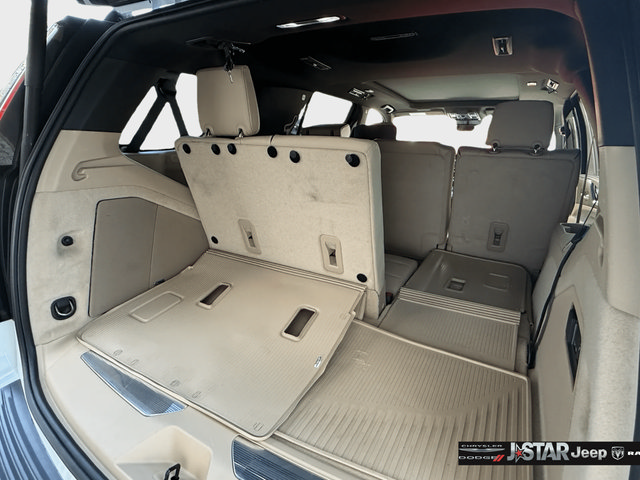 Used 2024 Cadillac Escalade Premium Luxury w/ LPO, Floor Liner Package AWD/4WD image 28