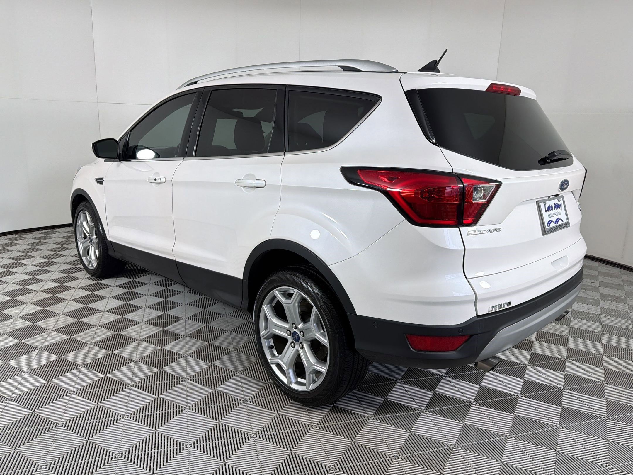 Used 2019 Ford Escape Titanium image 3