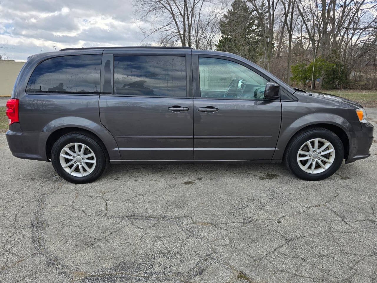 Used 2015 Dodge Grand Caravan SXT w/ UConnect Hands-Free Group FWD image 4
