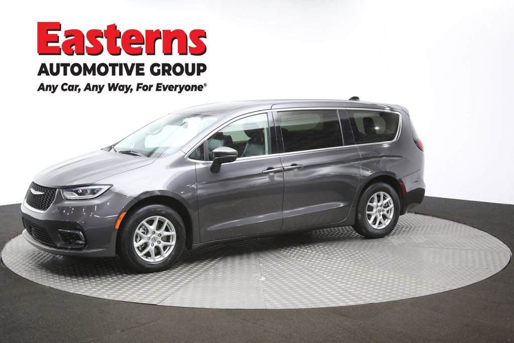 Used 2023 Chrysler Pacifica Touring-L image 58