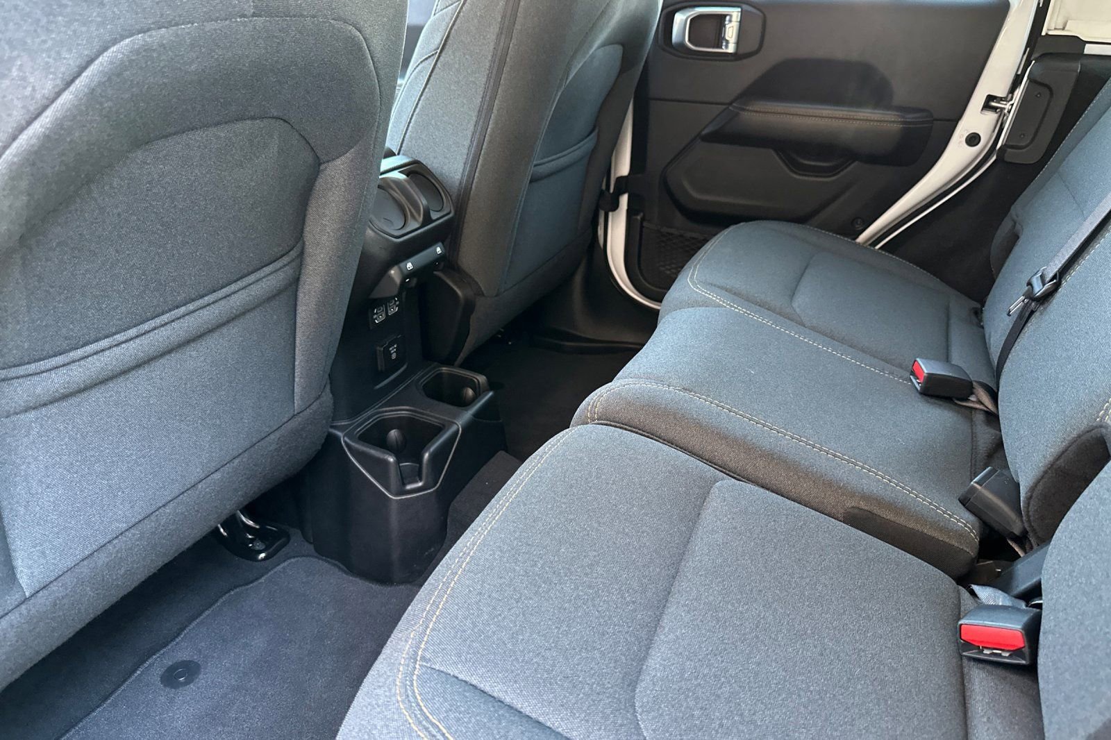 Used 2025 Jeep Wrangler Sahara image 12