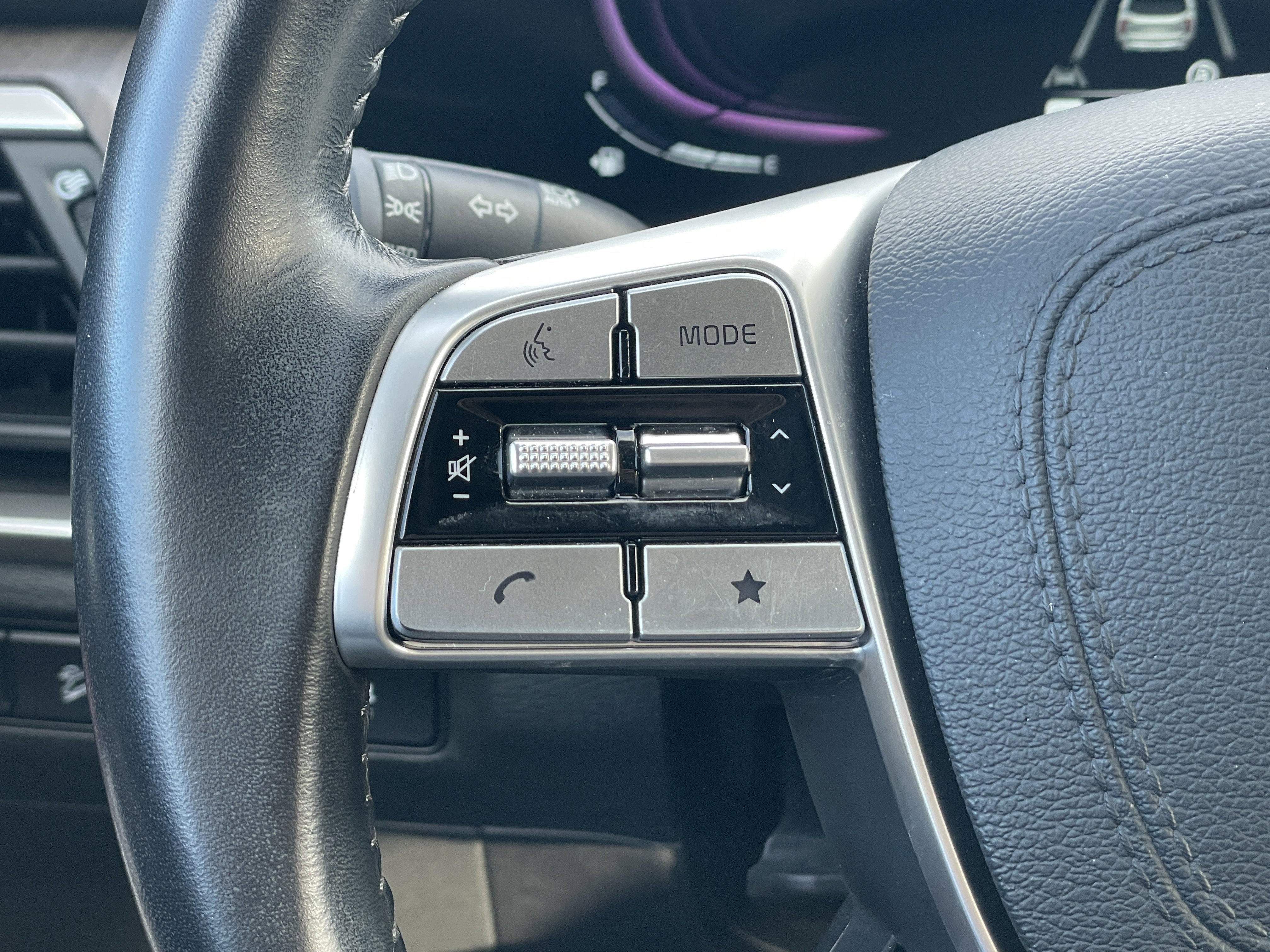 Used 2023 Kia Telluride EX w/ EX Captain's Chair Package image 24