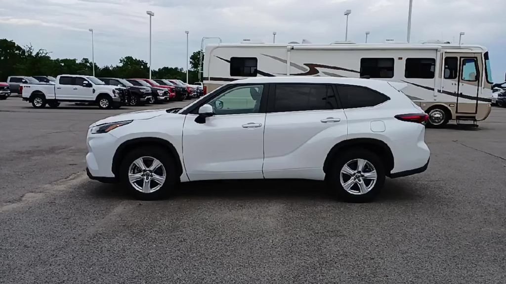 Used 2024 Toyota Highlander LE FWD image 5