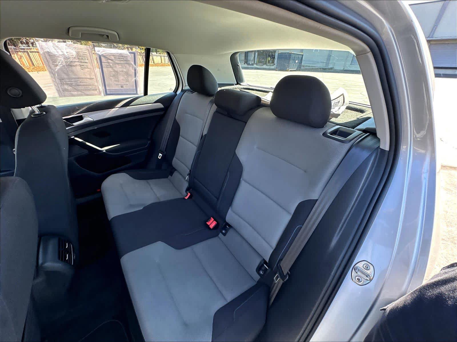 Used 2016 Volkswagen e-Golf SE w/ DC Fast Charging Package FWD image 30
