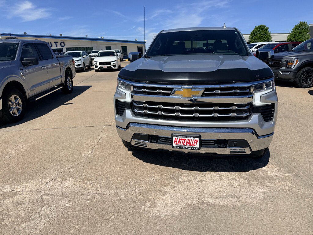 Used 2022 Chevrolet Silverado 1500 LTZ w/ Technology Package AWD/4WD image 2