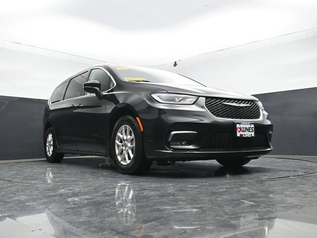 Used 2023 Chrysler Pacifica Touring-L FWD image 43