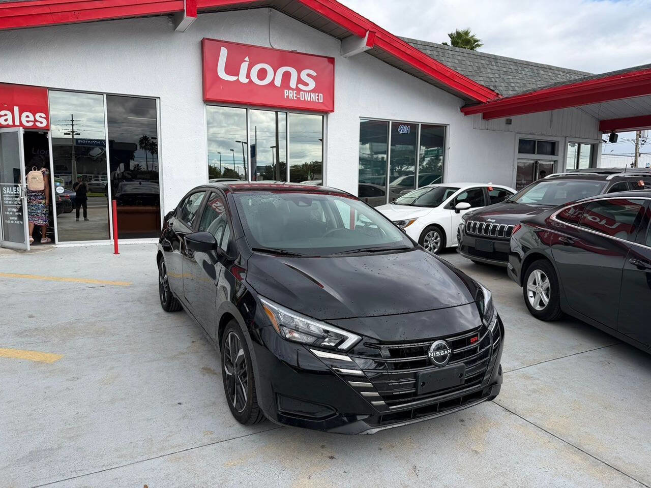 Used 2024 Nissan Versa SR image 2