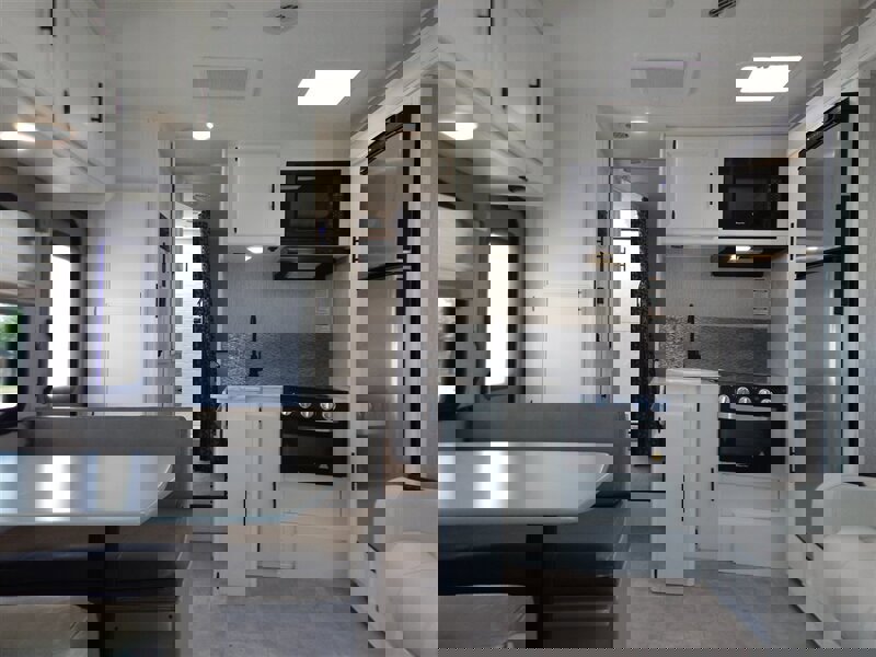 Used 2022 Ford E-450 and Econoline 450 Super Duty w/ Motorhome Prep Package image 26