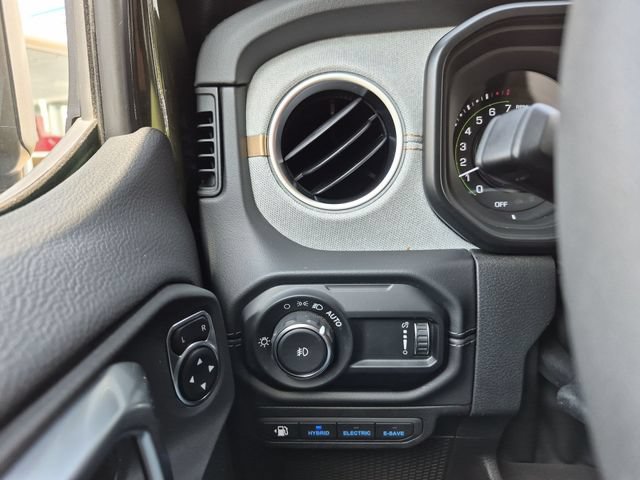 Used 2024 Jeep Wrangler Unlimited Sahara w/ Technology Group AWD/4WD image 20