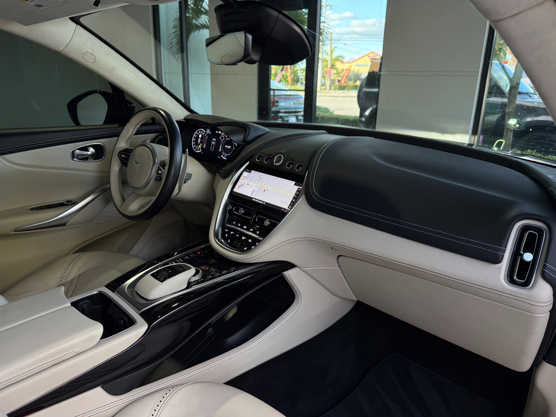 Used 2021 Aston Martin DBX image 34