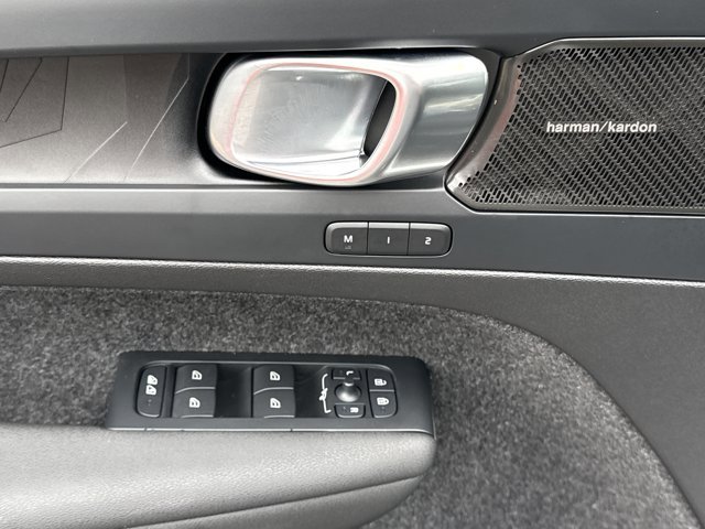 Used 2023 Volvo XC40 Recharge Ultimate image 18