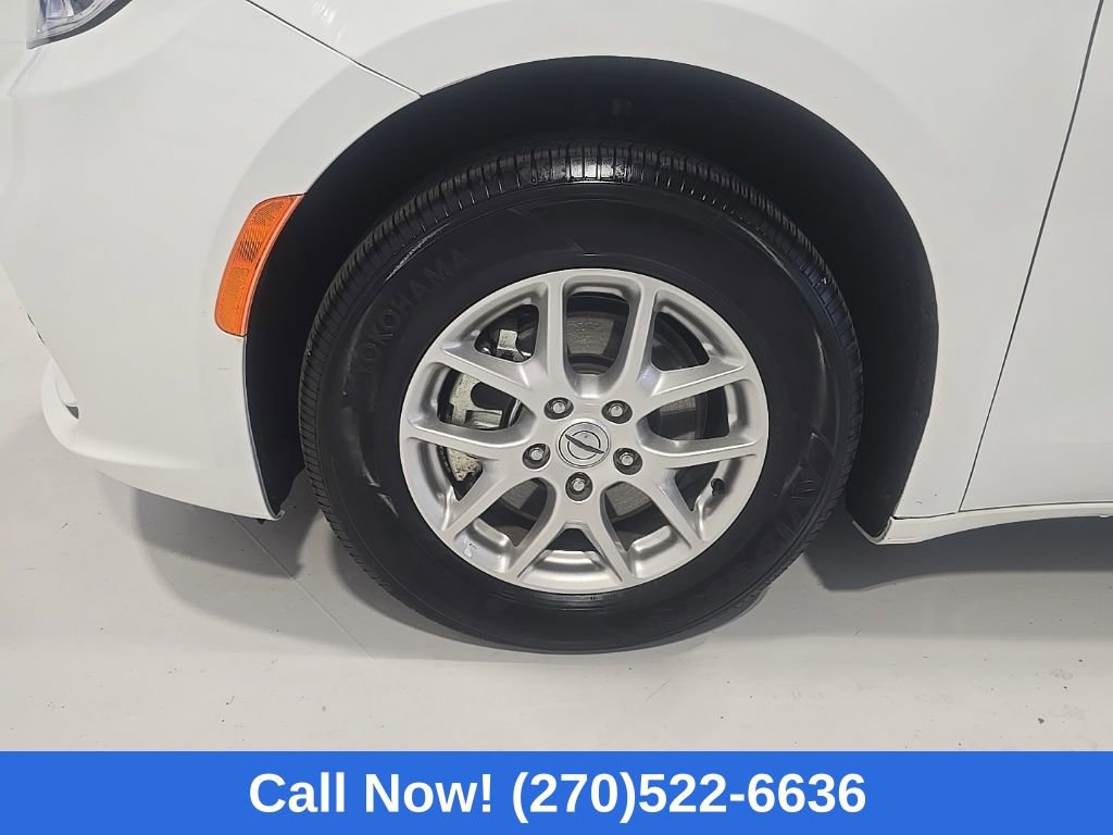 Used 2024 Chrysler Pacifica Touring-L image 4