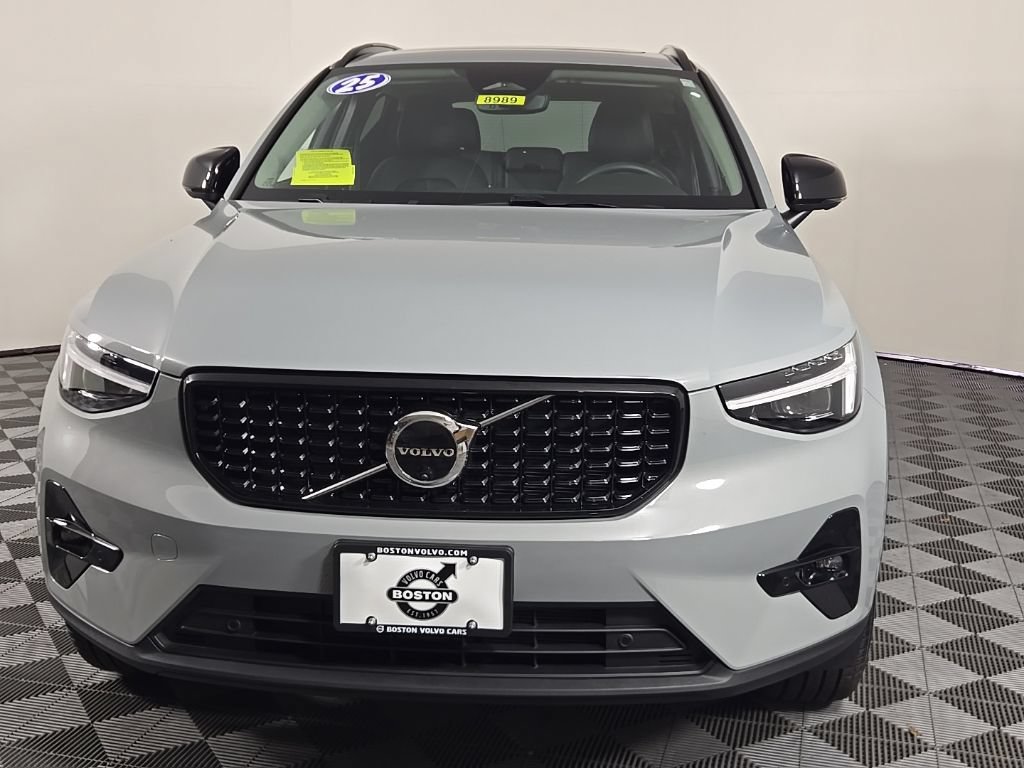 Certified 2025 Volvo XC40 B5 Plus AWD/4WD image 3