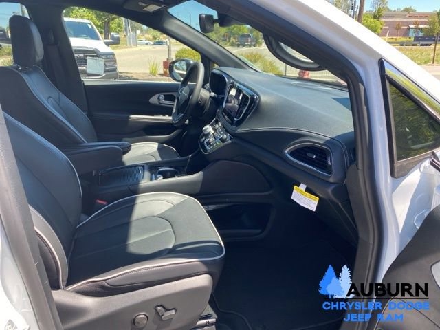 Used 2026 Chrysler Pacifica Limited FWD image 6