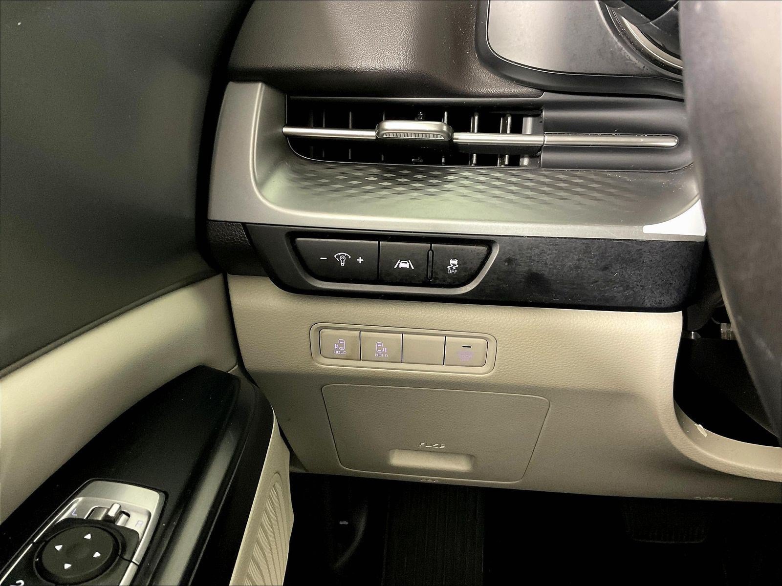 Used 2023 Kia Carnival LX FWD image 15