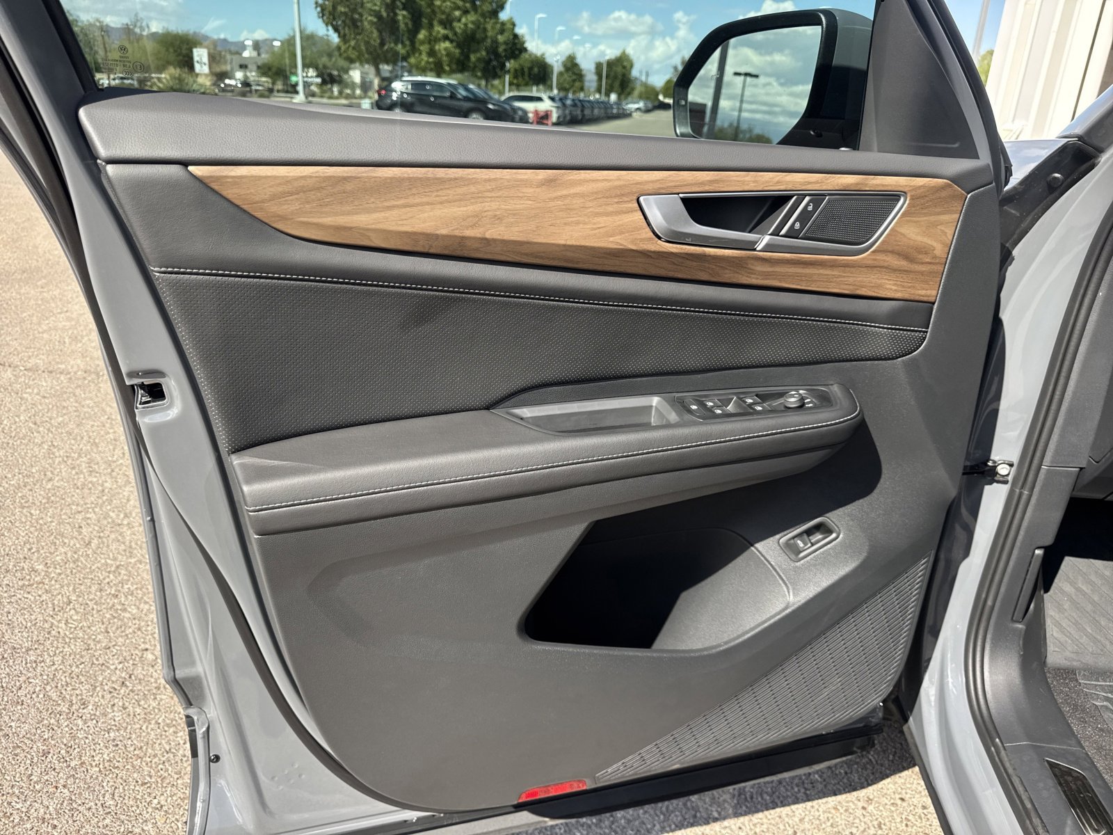 New 2026 Volkswagen Atlas SE image 12