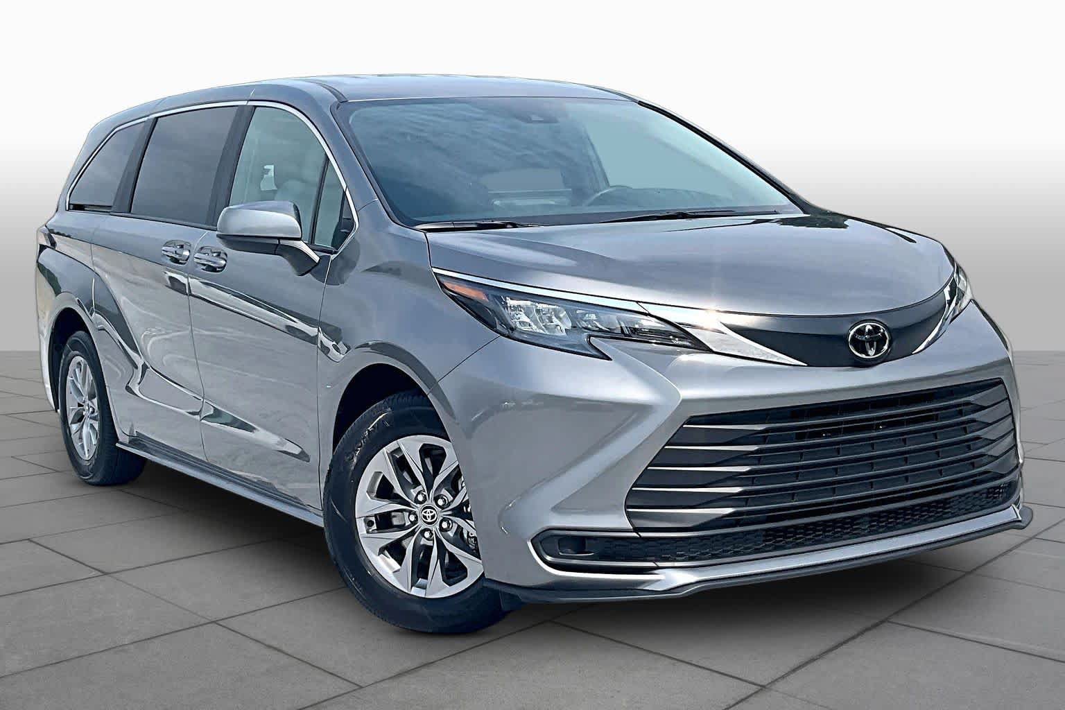 Used 2026 Toyota Sienna LE FWD image 3