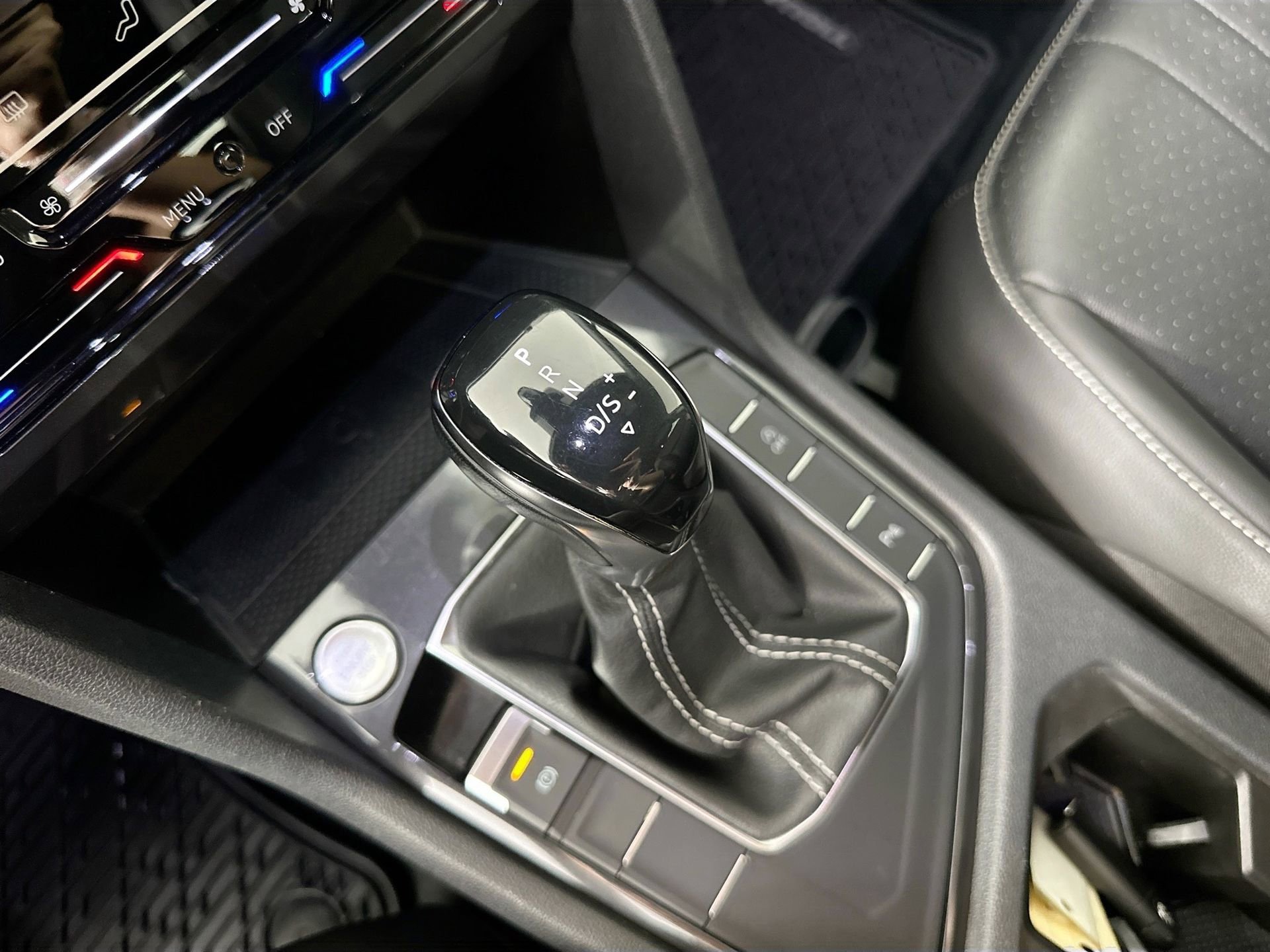 Certified 2022 Volkswagen Tiguan SE R-Line image 26