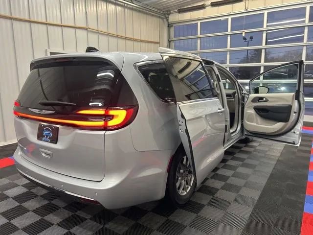 Used 2024 Chrysler Pacifica Touring-L image 10