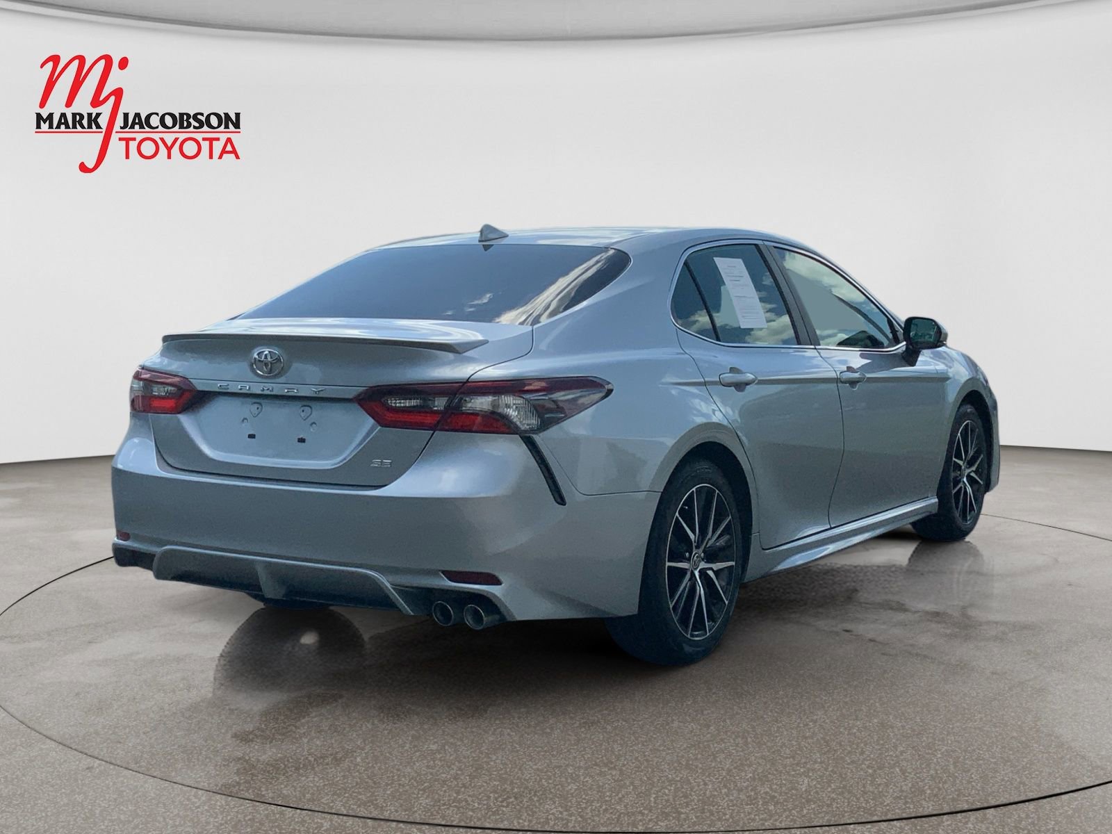 Used 2024 Toyota Camry SE w/ Cold Weather Package FWD image 5