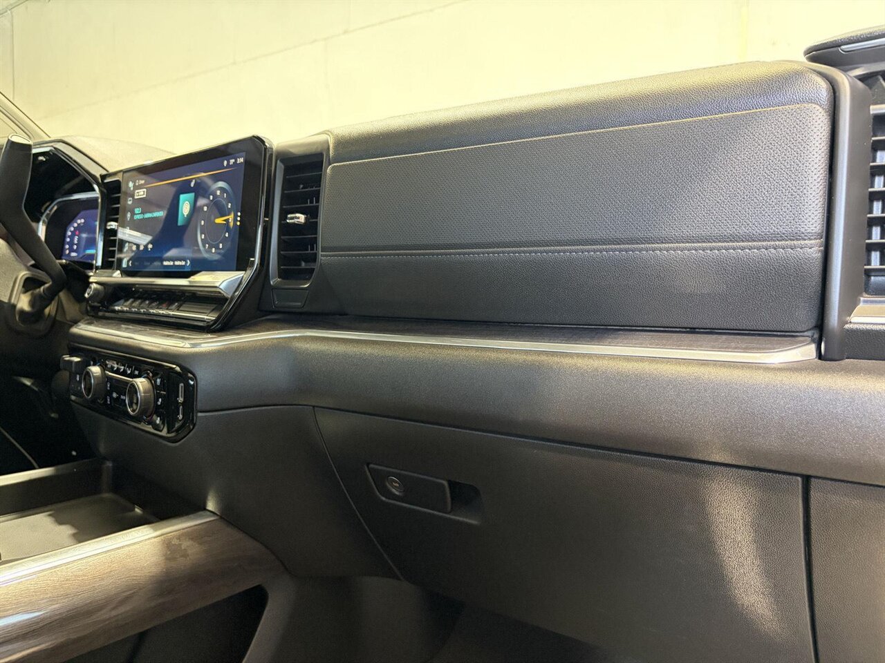 Used 2024 Chevrolet Silverado 2500 LTZ w/ LTZ Plus Package AWD/4WD image 30