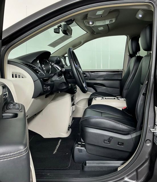 Used 2015 Chrysler Town & Country Touring w/ Driver Convenience Group FWD image 13