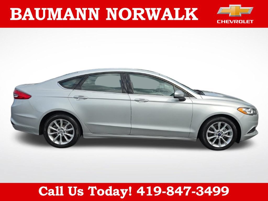 Used 2017 Ford Fusion SE w/ Fusion SE Technology Package FWD image 5
