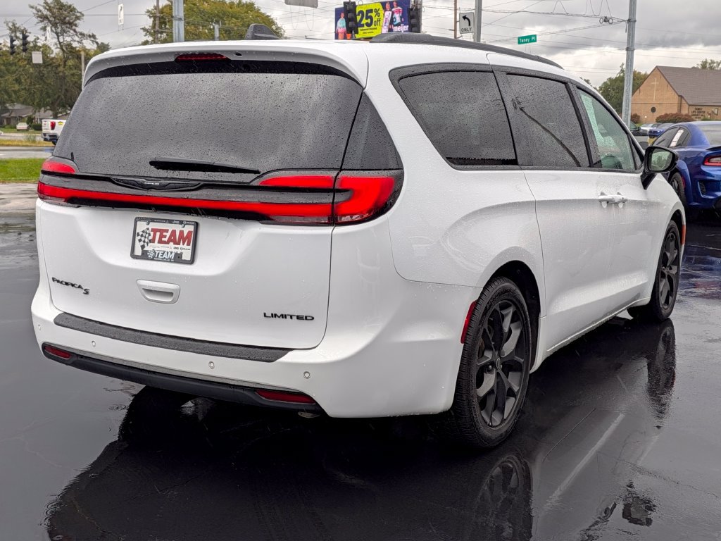 Used 2025 Chrysler Pacifica Limited FWD image 8