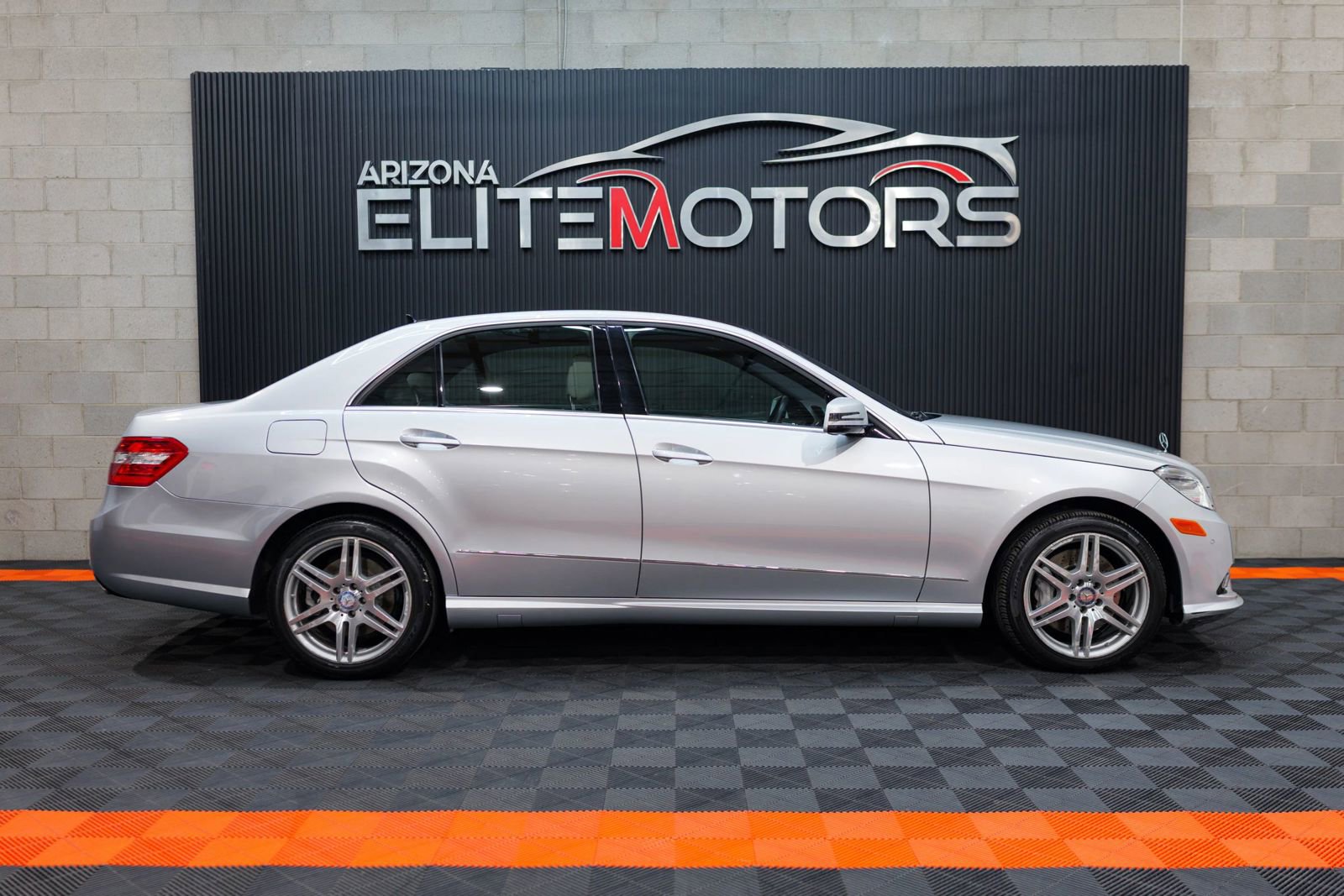 Used 2010 Mercedes-Benz E 550 4MATIC Sedan image 11