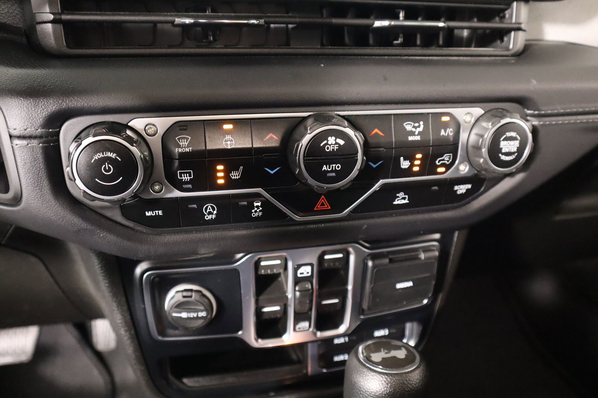 Used 2024 Jeep Wrangler Sahara AWD/4WD image 7