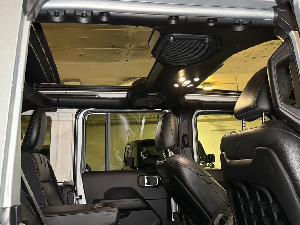 Used 2022 Jeep Wrangler Unlimited Rubicon 4xe w/ Cold Weather Group AWD/4WD image 11