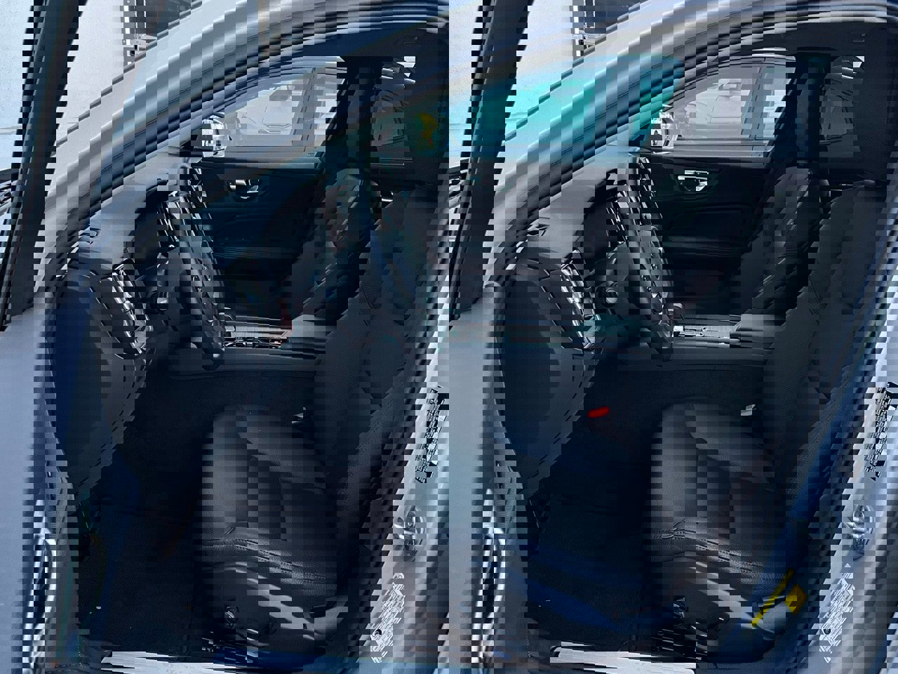 Used 2025 Volvo V60 B5 Cross Country Plus image 10