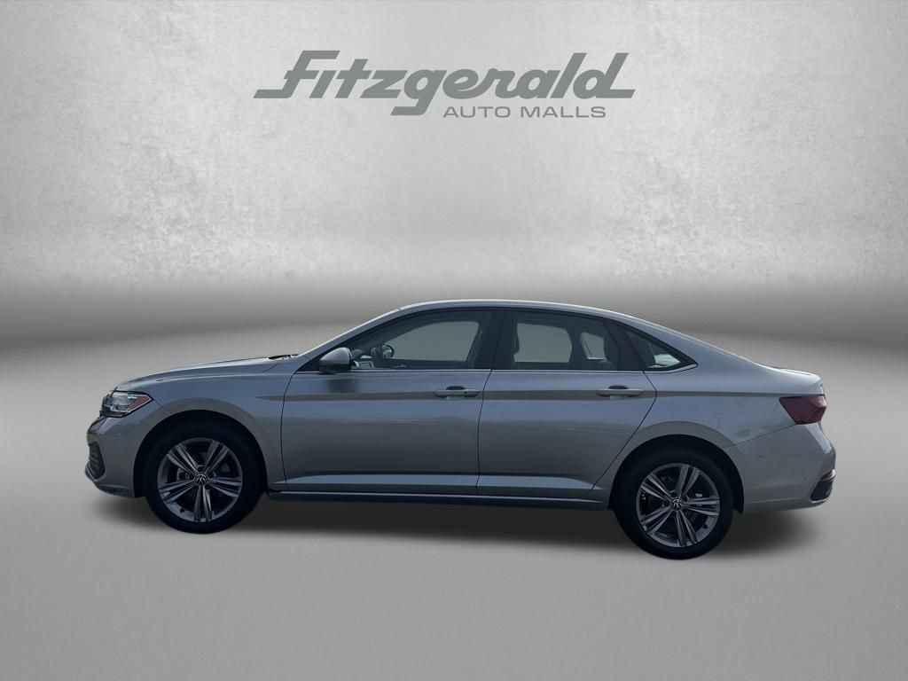 Used 2024 Volkswagen Jetta SE image 8