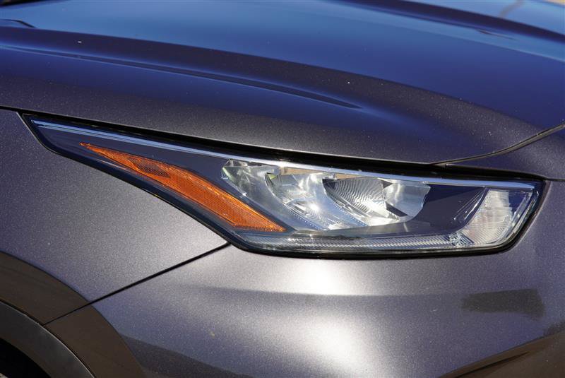 Used 2020 Toyota Highlander XLE AWD/4WD image 23
