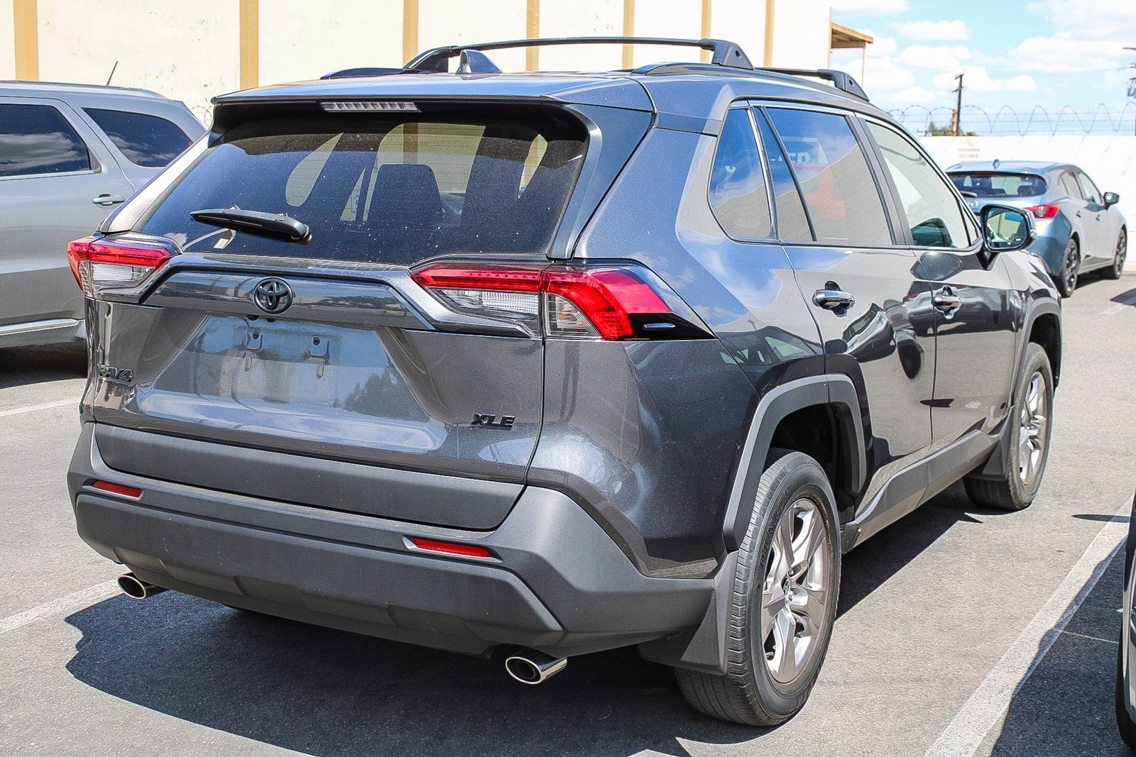 Used 2022 Toyota RAV4 XLE w/ Convenience Package FWD image 5
