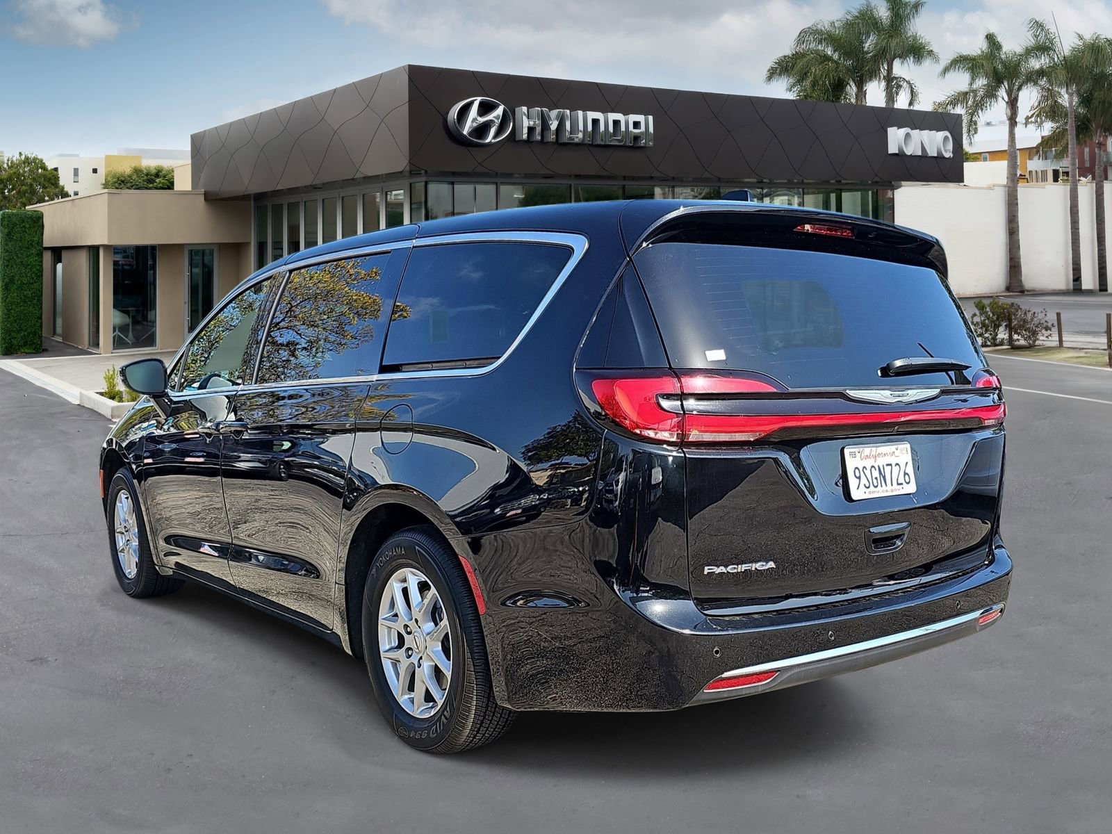 Used 2025 Chrysler Pacifica Select FWD image 5