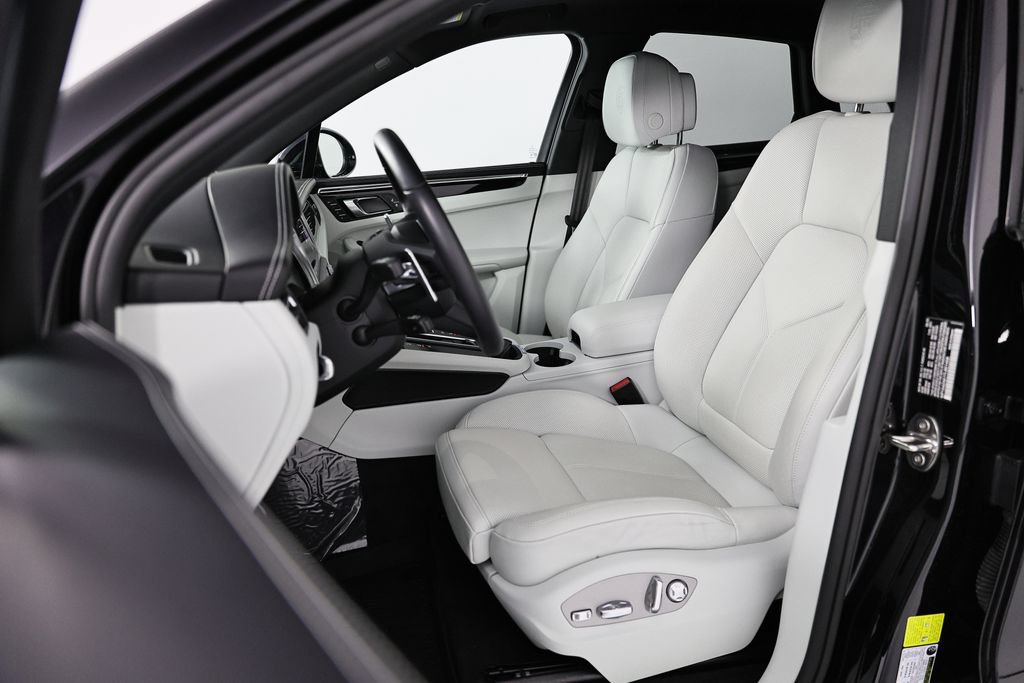 Certified 2026 Porsche Macan AWD/4WD image 5