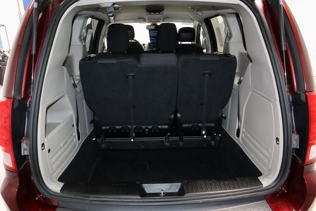 Used 2018 Dodge Grand Caravan SE w/ UConnect Hands-Free Group image 13