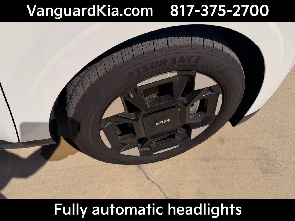 Certified 2025 Kia Carnival EX image 11