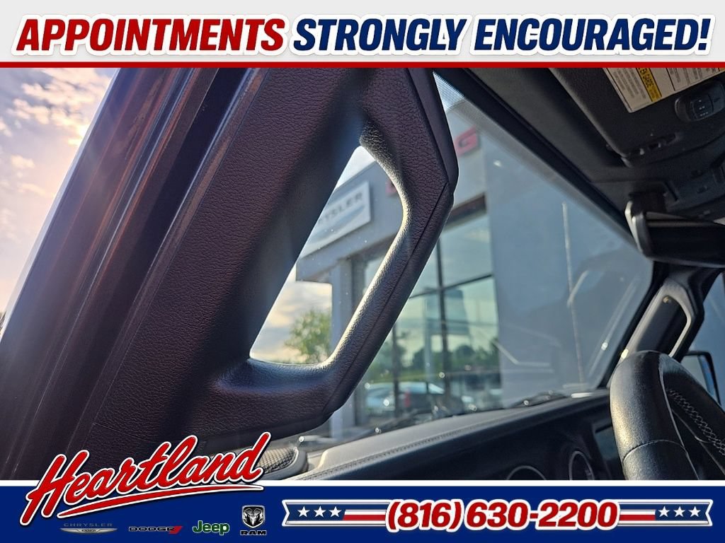 Used 2018 Jeep Wrangler Unlimited Sahara AWD/4WD image 37