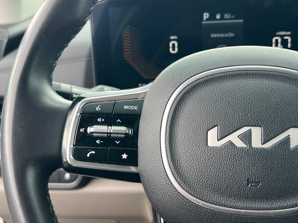 Used 2025 Kia Carnival FWD image 20