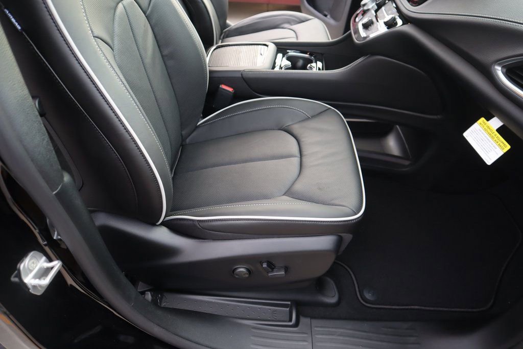 New 2026 Chrysler Pacifica Limited w/ S Appearance Package image 15