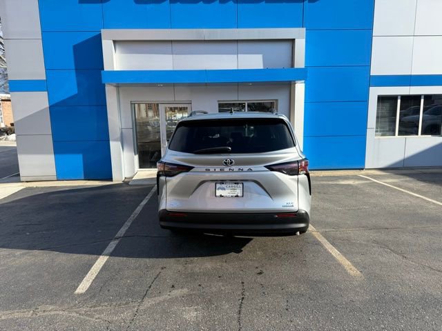 Used 2024 Toyota Sienna XLE image 7