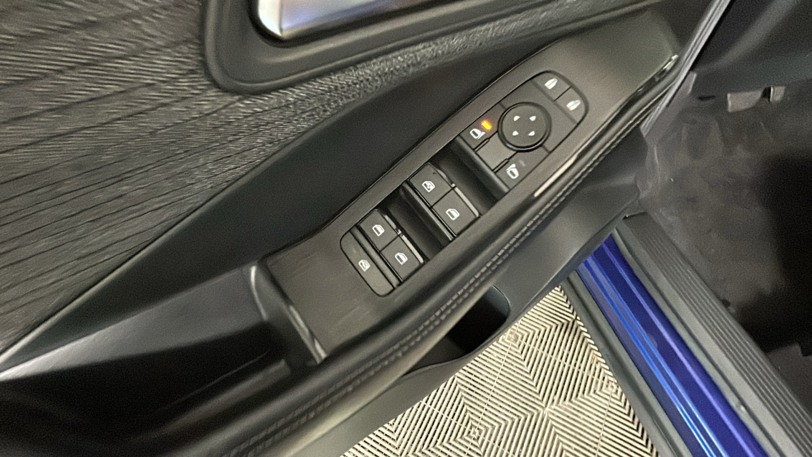 Used 2023 Nissan Rogue SV AWD/4WD image 13