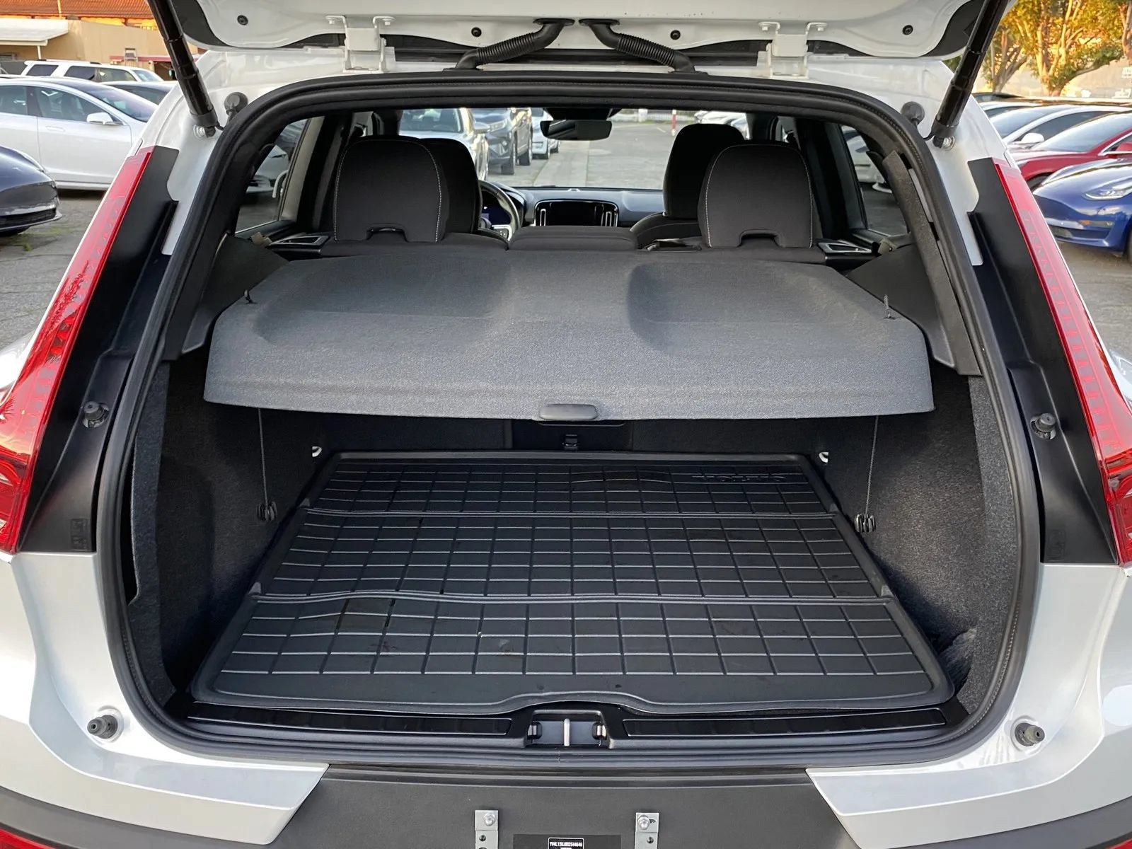 Used 2025 Volvo XC40 B5 Core image 8